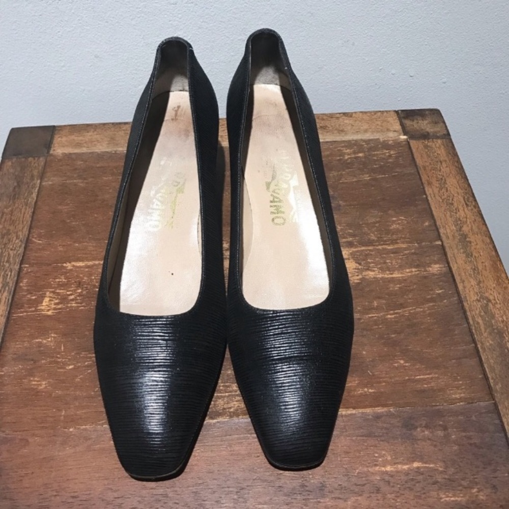 Vintage Salvatore Ferragamo closed Toe Pump